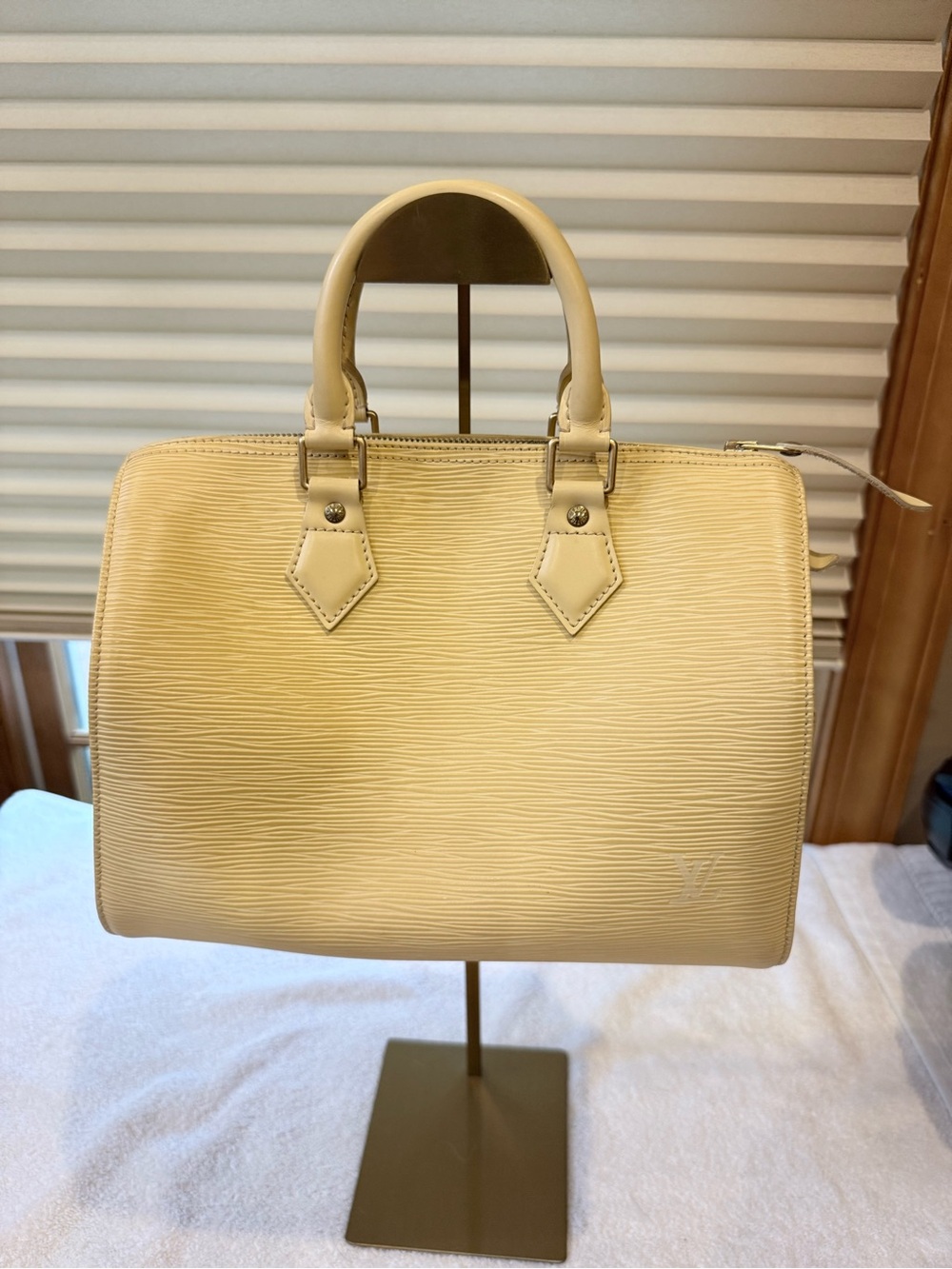 Louis Vuitton Epi Speedy 25 handbag in the color Vanilla - Picture 6 of 16